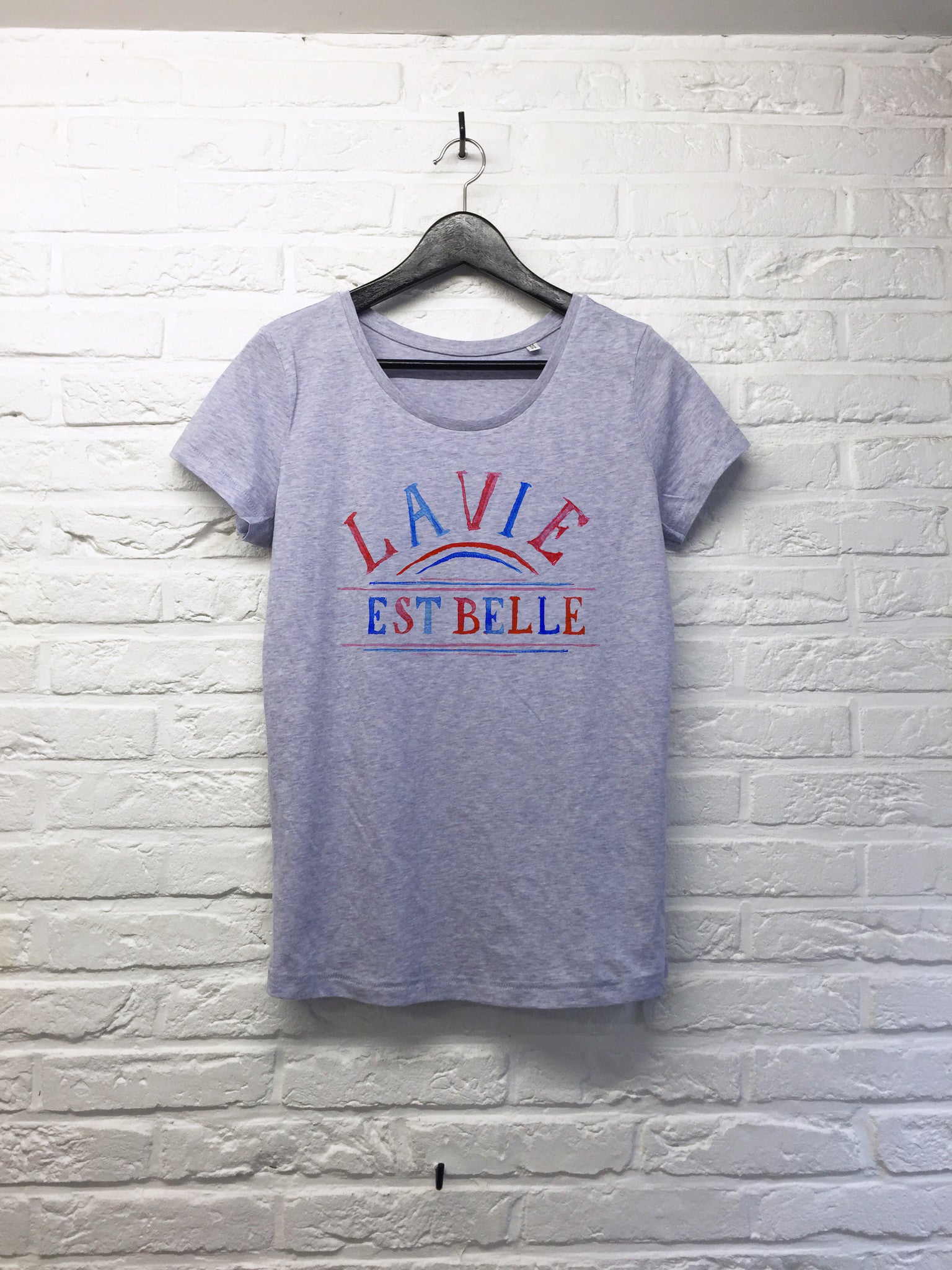 TH Gallery - La vie est belle (bleu et rouge) - Femme-T shirt-Atelier Amelot